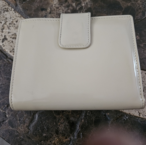 Gucci Raised Logo Ivory Cream Patent Leather Tri Fold Wallet with box - Picture 4 of 7